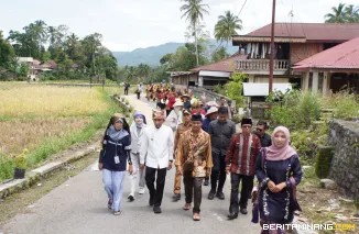 Wakil Wali Kota Allex Saputra, ketika mendampingi rombongan dari Deputi Bidang Pemasaran di Desa Kubu Gadang, Selasa (30/9/2025). Foto: Kominfo Padang Panjang