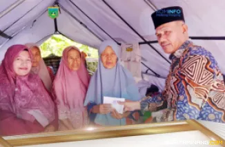 Ketua BKMT Kota Padang Panjang, Dr. Asrizallis, S.Sos, M.Pd.I, MM, MH, M.Sn, M.Si, M.Sos serahkan bantuan kepada dua korban kebakaran di Kelurahan Koto Katik, Kecamatan Padang Panjang Timur, Jumat (26/9/2025). Foto: Kominfo Padang Panjang