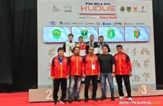 Yusril Mahendra foto bersama official Tim Sambo Sumatera Barat usai pengelungan medali emas pada ajang PON Beladiri II 2025 di Kudus, Jawa Tengah. Foto:Humas KONI Sumbar