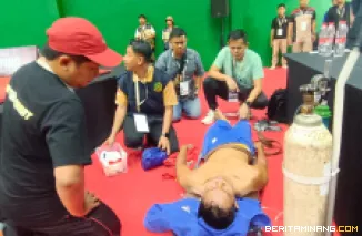 Ketua KONI Sumbar Hamdanu ketika melihat Farid  yang sempat mendapatkan perawatan medis akibat cedera ringan yang dialaminya saat bertanding, Minggu (12/10/2025). Foto: Humas KONI Sumbar