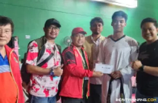 Ketua KONI Sumbar Hamdanus berikan bonus spontan ke Genta Al Gifari yang memperoleh medali perunggu di kelas U 80 kg Cabang Taekwondo PON Beladiri II 2025 Kudus.Foto: Humas KONI Sumbar