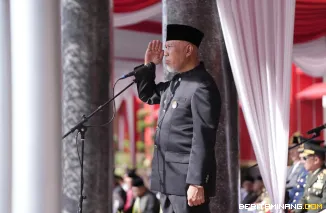 Gubernur Sumatera Barat (Sumbar) Mahyeldi Ansharullah ketika jadi Irup pada peringatan Hari Kesaktian Pancasila dan Hari Jadi Sumatera Barat ke-80 tahun 2025 di halaman kantor Gubernur, Rabu (1/10/2025). Foto: Adpim Sumbar
