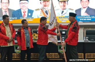 Gubernur Sumbar Mahyeldi serahkan bendera kontingen Sumbar ke Ketua KONI Sumbar Hamdanus ketika melepas kontingen Sumbar yang akan berlaga pada PON Beladiri II di Kudus di Aula Kantor Gubernur Sumbar, Kamis (9/10/2025). Foto: Humas KONI Sumbar