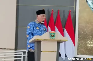 Gubernur Sumatera Barat (Sumbar), Mahyeldi Ansharullah ketika menghadiri peluncuran dan bedah buku otobiografi H. Aristo Munandar, Datuak Bagindo Kayo di Auditorium Gubernuran Sumbar, Jumat (17/10/2025). Foto: Adpim Sumbar