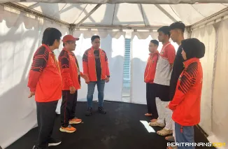 Ketua KONI Sumbar Hamdanus, konselor dan motivator atlet Prof Shin dan Wakil Sekretaris 2 KONI Sumbar Rizky Syaputra sedang memberikan motivasi atlet taekwondo. (Foto Humas KONI Sumbar)