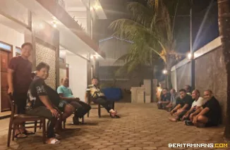 Ketua KONI Sumbar Hamdanus ketika memimpin briefing mendadak bersama tim PON Beladiri Sumbar di halaman depan penginapan tim Sabtu malam. Foto: Humas KONI Sumbar