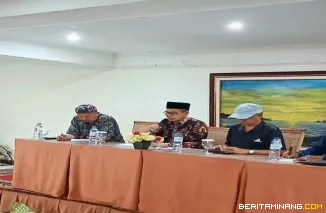 Wawako Ibnu Asis selaku ketua LPTQ Bukittinggi dan ketua umum pelaksanaan MTQ Nasional ke 41 tingkat Propinsi Sumbar di Bukittinggi menghadiri rapat koordinasi kafilah MTQ Bukittinggi, di dymens hotel,Sabtu, (11/10)