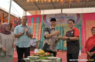 Gubernur Sumatera Barat, Mahyeldi Ansharullah bersama Ratusan dokter dari berbagai daerah di Sumatera Barat di Nagari Sisawah, Kabupaten Sijunjung untuk memperingati HUT IDI ke-75, Sabtu (19/10/2025). Foto: Adpim Sumbar