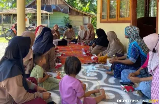 Pembukaan resmi kegiatan PKM di Nagari Sikabu, dihadiri oleh Tim UNP dan anggota Kelompok Wanita Tani Sikabu. Foto-Foto: Tim Pengabdian UNP