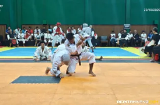 Atlet Kempo Sumbar berlaga di babak semifinal PON Beladiri Kudus.  Foto: Tim Humas KONI
