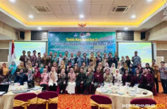 Rektor UNP Krismadinata, Ph.D dan Kepala BPMI Prof.Dr. Abna Hidayati, M.Pd  foto bersama dengan peserya Temu Nasional Jaringan Penjaminan Mutu PTN BH ke-5 di UNP, tanggal 1 dan 2 Oktober 2025. Foto: Humas UNP