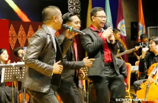 Suasana kolaborasi istimewa antara Rektor UNP Krismadinata (kanan) dan SCO.Rektor Krismadinata tampil menyanyikan lagu legendaris "Isabella" karya Bob/Search, yang diaransemen ulang oleh Olan Yogha Pratama.Foto: Humas UNP
