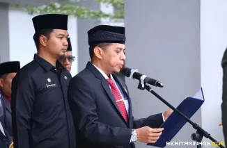 Ketua DPRD Kota Payakumbuh Wirman Putra, membacakan Naskah Ikrar Kesetiaan kepada Pancasila.dalam Upacara Peringatan Hari Kesaktian Pancasila 2025 di halaman Balai Kota Payakumbuh, Rabu (01/10/2025).