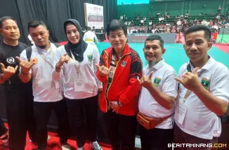 Pelatih dan official Pencak Silat Sumbar di sela-sela mendukung pesilat berlaga pada hari pertama cabang Pencak Silat PON Beladiri 2025 Kudus, Jumat (17/10/2025).Foto: Humas KONI Sumbar