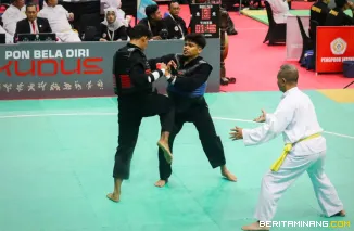 Pesilat Sumbar Fadhlan Yusran (biru) saat berusaha membantu pesilat Sulteng Muhammad Nur Akbar (merah) di babak semifinal cabor pencak silat PON Beladiri 2025 Kudus. (dok. Humas KONI)