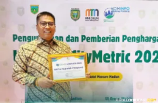 Penghargaan UI Green City Metric 2025 diterima dii Hotel Mercure, Kota Madiun, Kamis (2/10/2025), kepada Wali Kota Padang Panjang, Hendri Arnis. Foto:Kominfo Padang Panjang