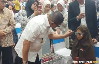 Wako Bukittinggi Ramlan Nurmatias ikut memeriksa mata pelajar yang akan menerima kacamata gratis