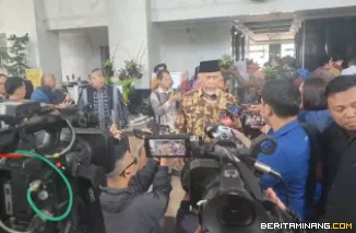 Gubernur Mahyeldi diwawancarai wartawan usai pertemuan dengan Menteri Keuangan RI, Purbaya Yudhi Sadewa, bersama Asosiasi Pemerintah Provinsi Seluruh Indonesia (APPSI) di Jakarta, Selasa (7/10/2025). Foto: Adpim Sumbar
