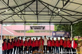 Ketua IPSI Sumbar yang juga Wakil Gubernur Sumatera Barat, Vasko Ruseimy ketika melepas keberangkatan para atlet pencak silat Sumbar yang akan berlaga di PON Beladiri 2025 di Kudus, Jawa Tengah. senin (13/10/2025). Foto: Adpim Sumbar