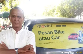 Pengemudi Maxim, Roni di Padang yang mampu membiayai kuliah anaknya di jurusan kedokteran. Foto: Humas Maxim Indonesia
