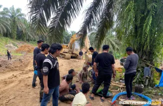 tim gabungan melaksanakan operasi penertiban terhadap aktivitas PETI yang berada di Kabupaten Pasaman Barat, khsususnya di Jorong Air Runding, Nagari Koto Nan Duo, Kecamatan Koto Balingka, Kabupaten Pasaman Barat.( 29/10). Foto : D