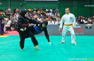 Pesilat putri Sumbar Paula Listi di Kelas C Putri membanting pesilat Maluku, Eka P. Dewi Polpoke. Paula menang mutlak atas40--10.  Foto Humas KONI Sumbar