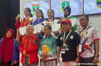 Anggun Nurazizah yang turun di kelas 54 kg sport putri, Minggu (19/10/2025) persembahkan medali perak untuk kontingan Sumbar berpose dengan penerima medali lainnya. Foto:Humas KONI Sumbar