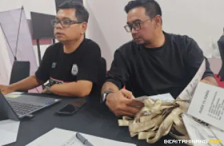 Kesibukan posko kontingen PON Beladiri  Sumbar di Kudus, Jumat malam. Mereka memastikan segala adiministrasi atlet sudah tuntas, dan tinggal bertanding. Foto:Humas KONI Sumbar