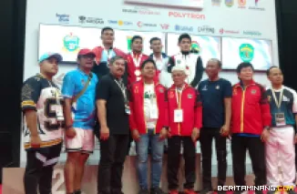 Pegulat andalan Ranah Minang, Randa Rian Desta, foto bersama Tim Official usai pengalungan medali emas. Foto: Humas KONI Sumbar