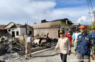 Peninjauan ke lokasi kebakaran serta penyaluran bantuan beras oleh Kepala Dinsos Sumbar di Pasa Gadang Padang, Jumat (10/10/2025).  Foto: Adpim Sumbar
