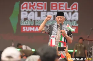 Gubernur Sumatera Barat, Mahyeldi Ansharullah, tampil sebagai orator utama dalam kegiatan yang juga dirangkaikan dengan Konser Amal Bela Palestina bersama Wali Band di di halaman Kantor Gubernur Sumatera Barat, Minggu (19/10/2025). Foto:Adpim Sumbar