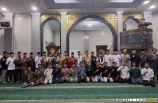 Foto bersama kegiatan Subuh Mubarak yang dilaksanakan pada Jumat (3/10) bertempat di Masjid Raya Al-Azhar Kampus UNP Air Tawar Padang. Foto: ET
