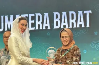 Kepala Dinas Pariwisata Sumbar, Lila Yanwar ketika menerima penghargaan dari Menteri Pariwisata Republik Indonesia, Widiyanti Putri Wardhana dalam acara puncak IMTI 2025 di Jakarta Expo, Kamis (9/10/2025). Foto: Adpim Sumbar