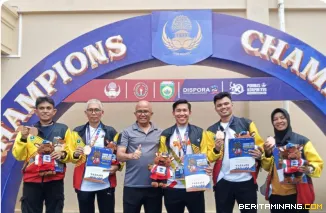 Timnya Pekan Olahraga Nasional (PORNAS) Korps Pegawai Republik Indonesia (KORPRI) Tahun 2025 yang ikut di Palembang memperlihatkan medali yang diraih. Foto: Adpim Sumbar