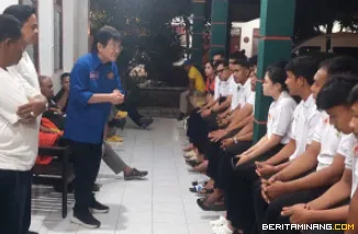 Prof. Sin didampingi Tim Monev, dan Media KONI Sumbar saat memberikan motivasi kepada atlet Sambo, di Hotel Air Mancur, Kudus, Kamis (16/10/2025) malam. Foto: Hendri Parjiga/ Humas KONI Sumbar