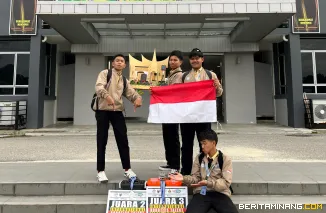 Santri tingkat MA KM Kauman Muhammadiyah Padang Panjang ketika memperliharkan kemenangan di kampus University of Malaya, Malaysia. Foto: Humas Kauman Muhammadiyah Padang Panjang