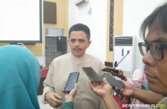 Ketua Umum DPP Iluni UNP, Drs. Nadirman, MM. ketika diwawancarai media. Foto: Dok. BeritaMinang