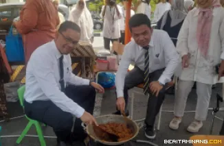 Rektor UNP, Krismadinata, Ph.D.,bersama Wakil Rektor IV Dr. rer.nat Deski Beri ketika ikut marandang di pelataran parkir Auditorium UNP, Senin (13/10/2025). Foto: Rokcalva/BeritaMinang