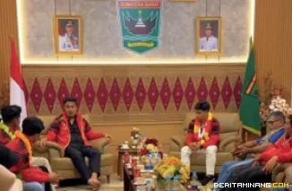 Wakil Gubernur Sumatera Barat yang juga Ketua Umum IPSI Sumbar, Vasco Riseimy, KETIKA menyambut kepulangan atlet pencak silat Sumatera Barat usai berlaga di ajang PON Beladiri 2025 di Kudus, Jawa Tengah. Foto: Humas KONI Sumbar