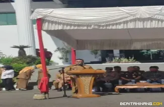 Wako Bukittinggi Ramlan Nurmatias lounching pendistribusian kartu tabungan dan kartu KKS penerima manfaat di hh alaman Balaikota, Senin, ( 06/10).