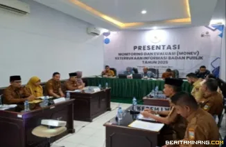 Wawako Bukittinggi presentasikan keterbukaan informasi publik di Pemko Bukittinggi, dihadapan tim monev keterbukaan informasi publik, di Aula kantor komisi Informasi publik Sumbar, selesa, (07/10).