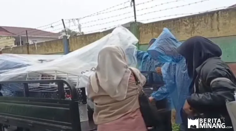 Tanah bergerak terjadi di  wilayah RW 05 Kelurahan BCKR  sehingga 68 jiwa warga yang tinggal di kawasan tersebut di ungsikan ke kantor Kelurahan dan Mushallah di sekitarnya yang dianggap aman, Senin, ( 24/11)