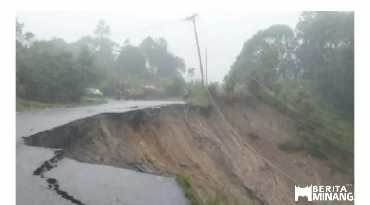 Badan Jalan Ambruk ke Jurang, Jalur SIMAKA Putus Total
