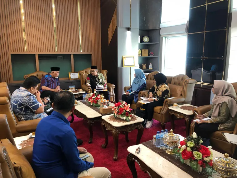Gubernur Sumatera Barat, Mahyeldi Ansharullah, menerima kunjungan Kepala Badan Pusat Statistik (BPS) Sumbar, Sugeng Arianto, bersama jajaran di Ruang Kerja Gubernur, Kamis (6/11/2025). Foto: Adpim Sumbar