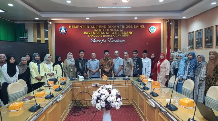 Peserta kegiatan Ngaji Linguistik Ke-12 Peserta Ngaji Linguistik secara luring bertempat di Ruang Sidang Kampus FBS UNP Air Tawar Padang pada Kamis (20/11). Foto MR