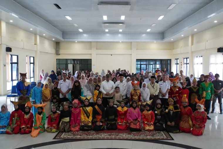 Wali Kota, Hendri Arnis foto bersama usai membuka Festival Tunas Bahasa Ibu (FTBI) 2025 di Aula Disdikbud, Rabu (29/10/2025).Foto:Kominfo Padang Panjang