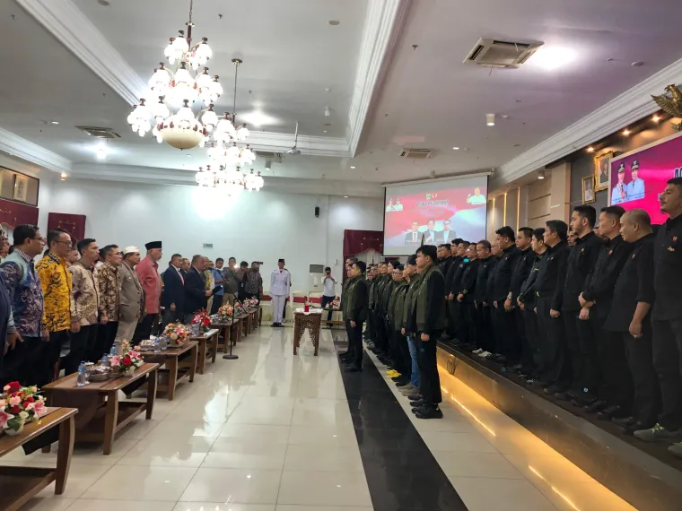 Gubernur Sumatera Barat, Mahyeldi Ansharullah, ketika menghadiri pelantikan pengurus Komite Olahraga Nasional Indonesia (KONI) Sumatera Barat periode 2025--2029 di Auditorium Gubernuran, Rabu malam (5/11/2025). Foto: Adpim Sumbar