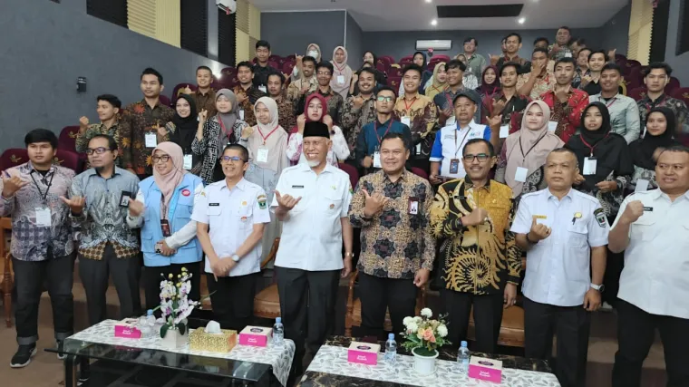 Gubernur Sumatera Barat, Mahyeldi Ansharullah ketika membuka kegiatan Kelas Pemuda Antikorupsi tahun 2025 yang digelar KPK di Studio Hasnawi Karim, Asrama Haji Padang, Rabu (5/11/2025). Foto: Adpim Sumbar