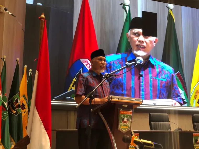 Gubernur Mahyeldi ketika memberikan sambutannya pada kegiatan Sosialisasi Pembiayaan Kreatif Daerah untuk Pembangunan Infrastruktur di Aula Kantor Gubernur, Kamis (6/11/2025). Foto: Adpim Sumbar