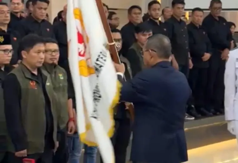 Ketum KONI Pusat, Letjen TNI (Purn) Marciano Norman, ketika melantik Pengurus KONI Sumatera Barat periode 2025--2029 di Auditorium Istana Gubernur, Padang, Rabu (5/11/2025) malam. Foto: Humas KONI Sumbar